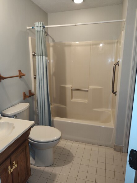 bathroom 2 - 40 Greenleaf St