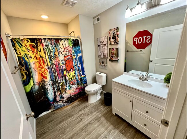 Building Photo - Vibrant 4 Bedroom Getaway with Hot Tub