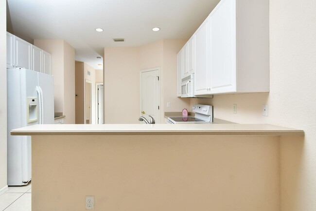 Building Photo - 2 Bedroom with Den and Garage. Over !800 Sq. Ft under air