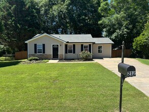 Building Photo - Cute 2 Bedroom Home in The Vineyard!