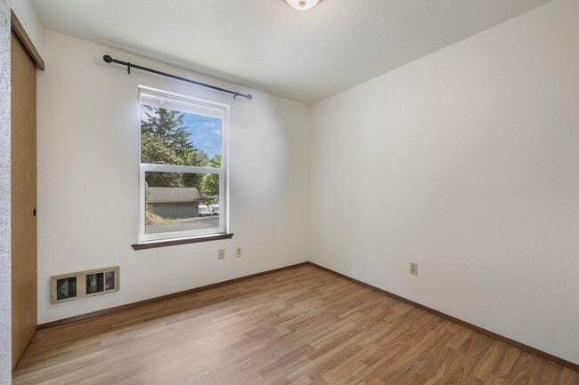 Building Photo - MOVE IN READY! Tumwater rambler 2 beds plus den 1.5 baths. No Pets.