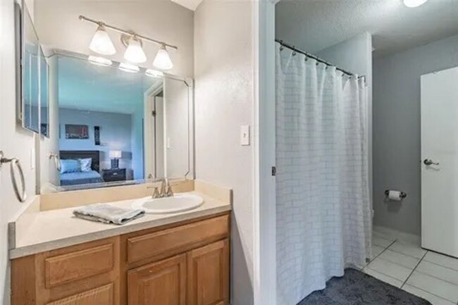 Building Photo - Beautiful 2 bedroom, 2 bathroom condo!