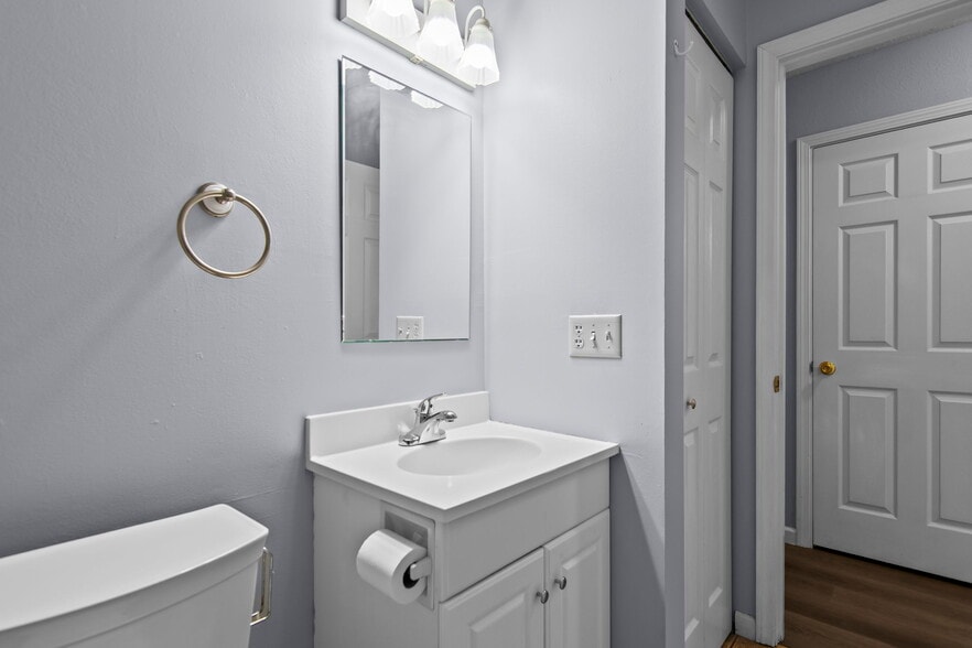 Building Photo - 204 Saxon Dr