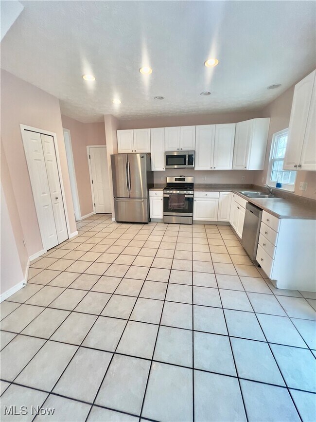 Building Photo - 654 Brookwood Ct