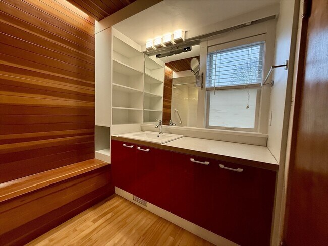 Building Photo - 174 Maplewood St