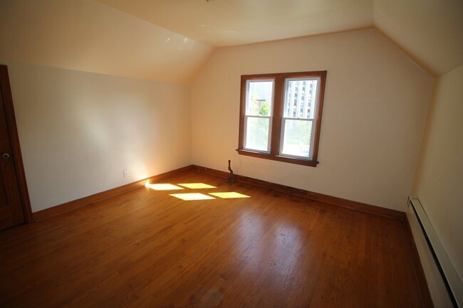 Building Photo - COMING SOON! Bright & Spacious 1-Bedroom U...