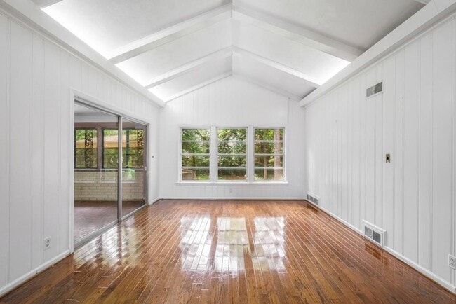 Building Photo - 757 Old Ivy Rd NE