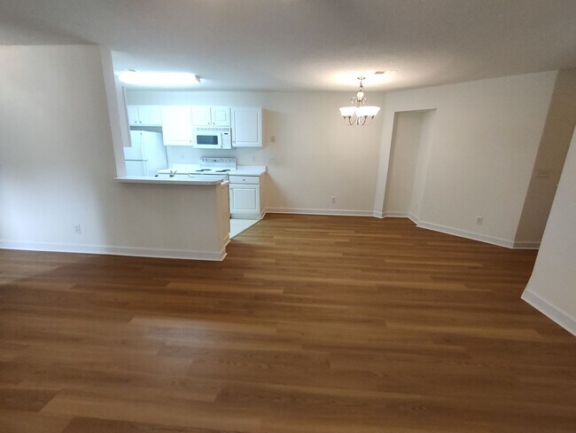 Building Photo - NEWLY RENOVATED 4 Bed/2 Bath with Communit...