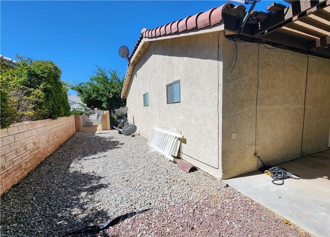 Building Photo - Helendale rental