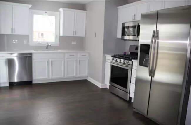 Building Photo - 8925 Golfview Dr