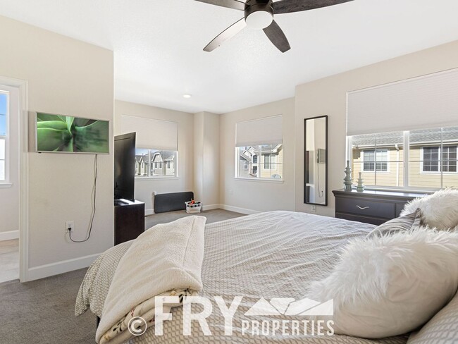Building Photo - Beautiful Townhome in a Great Location