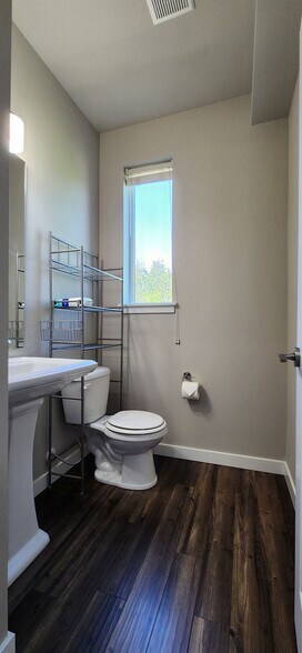 Building Photo - 16021 Manor Way