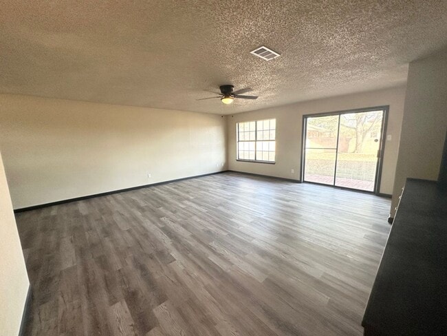Building Photo - 5 Bedroom 3.5 Bath Ready to Rent ASAP!