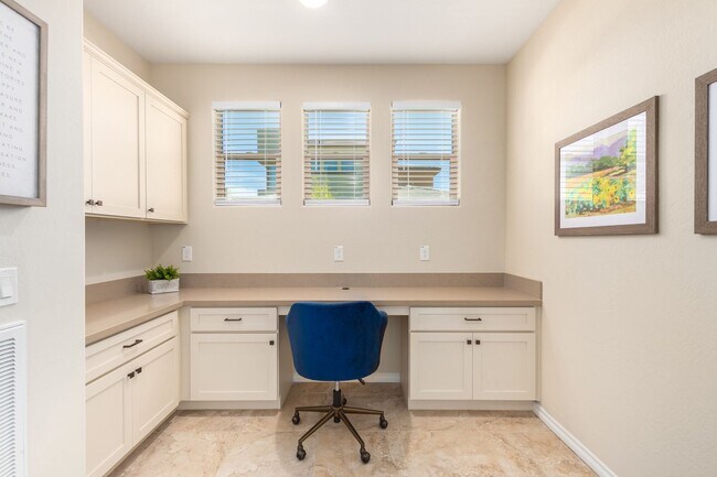 Building Photo - Gorgeous 2 bedroom / 2 bath townhome locat...