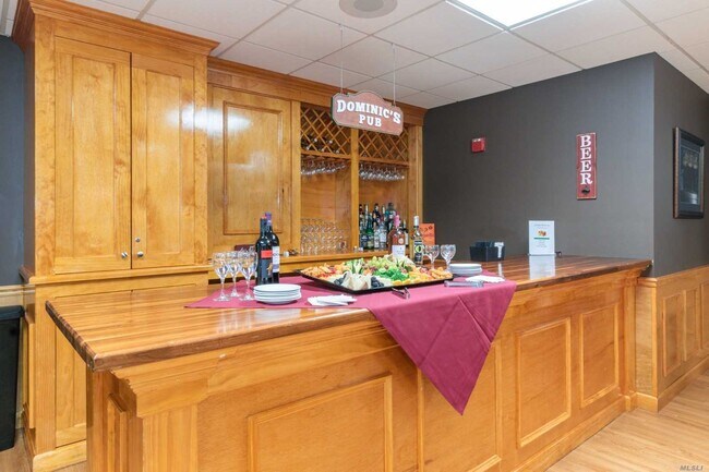 Building Photo - 565 Albany Ave