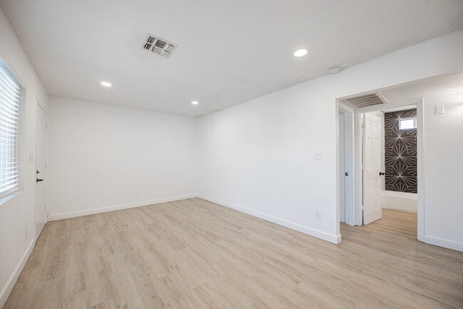 Building Photo - 719 N 12th Ave