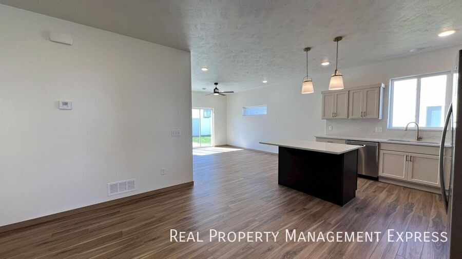 Building Photo - Modern 3 Bed, 2.5 Bath Townhome in West Sioux Falls