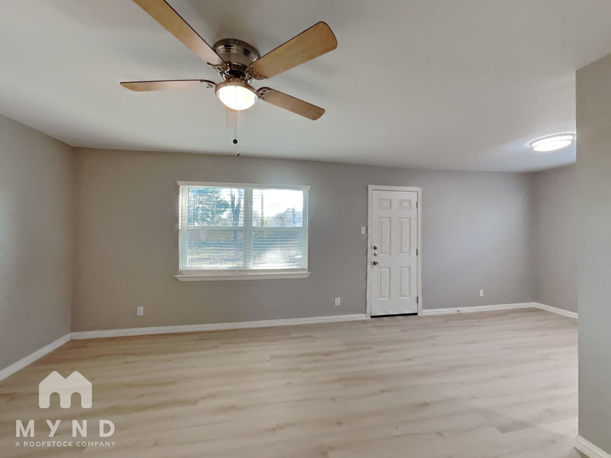 Building Photo - 204 E Ave C