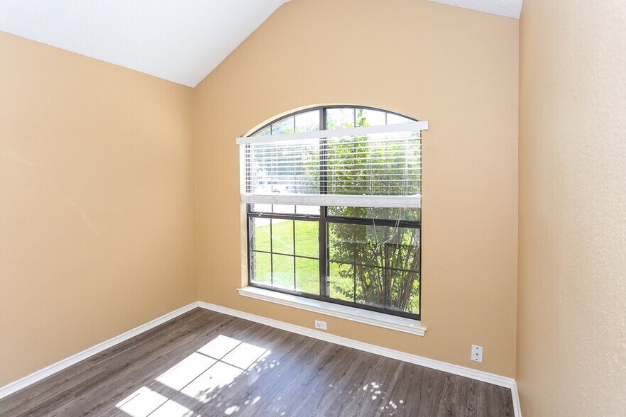 Building Photo - 829 Minuteman Dr