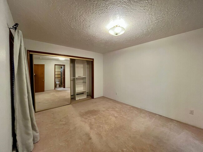 Building Photo - Cat friendly condo for rent in University West