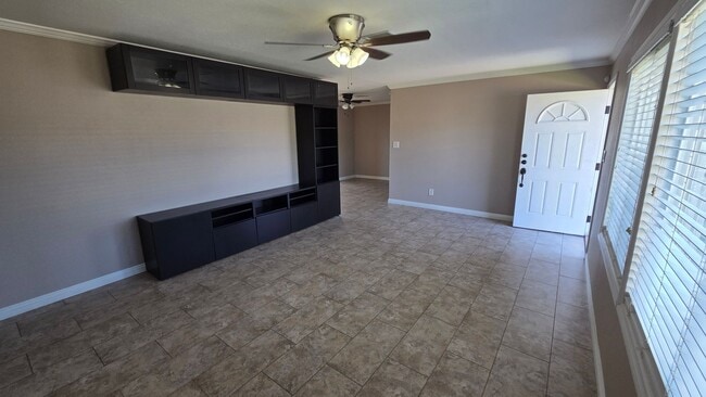 Building Photo - Spacious 3 bed 1 bath with a large backyard!