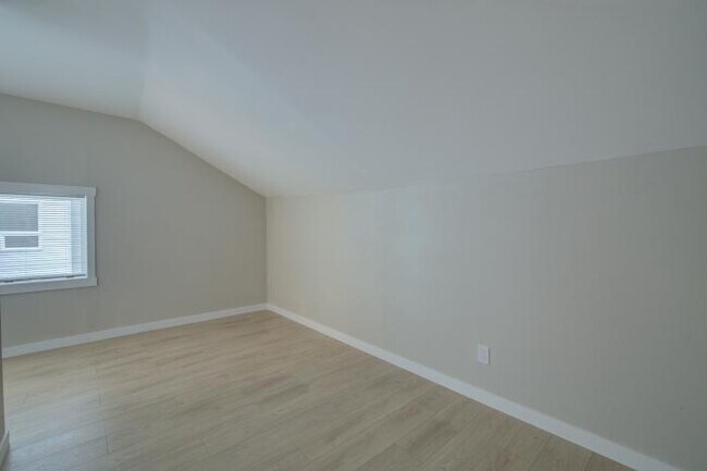 Building Photo - 5 bedroom in Seattle WA 98105