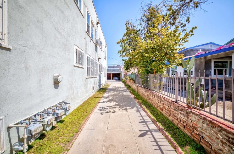 Building Photo - 1308 S Van Ness Ave
