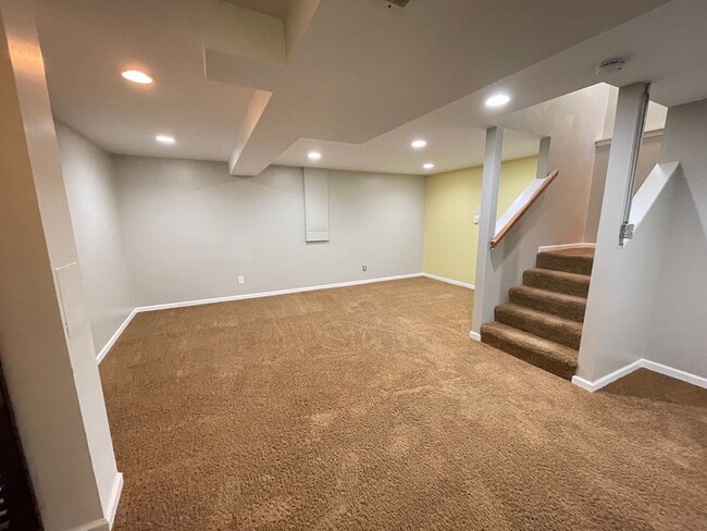 Building Photo - Move In Ready! 2 bed/4 bath townhouse with...