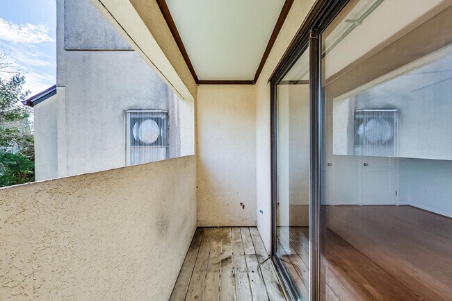 Building Photo - Boutique Condo in Bethesda 1+1 Updated Condo & Reserved Parking space