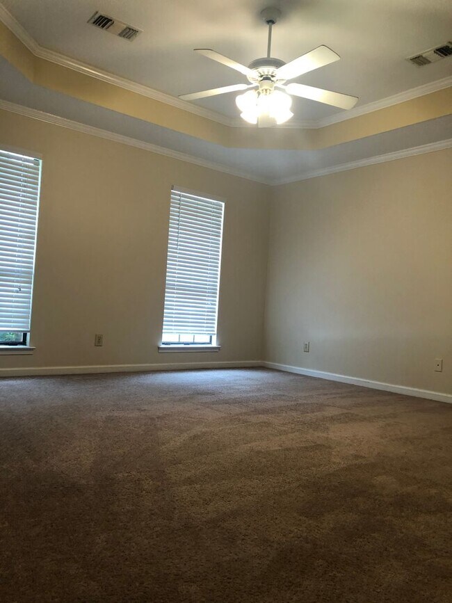 Building Photo - Silver Hills rental!