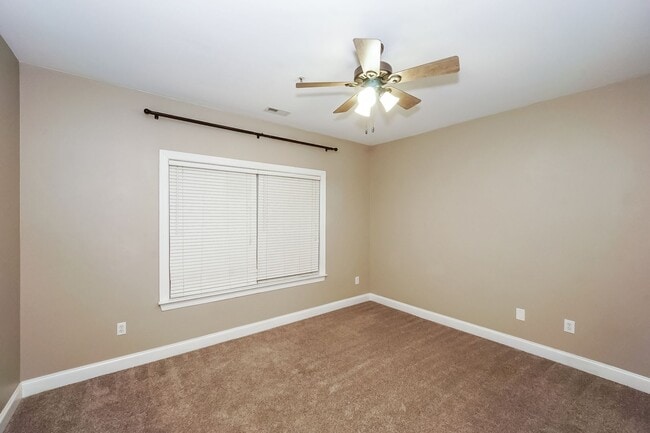 Building Photo - Available now! Lake-area living, 2 Bedroom Apartment