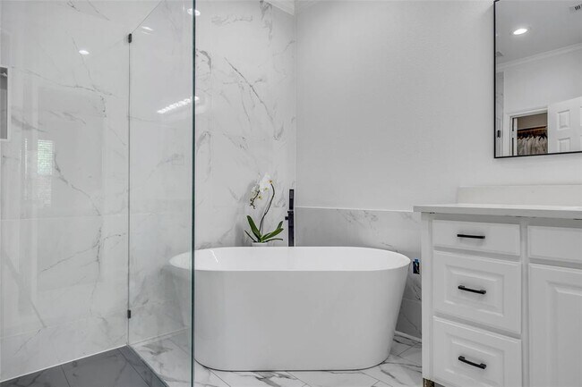 Building Photo - 5511 Oakwood Cove