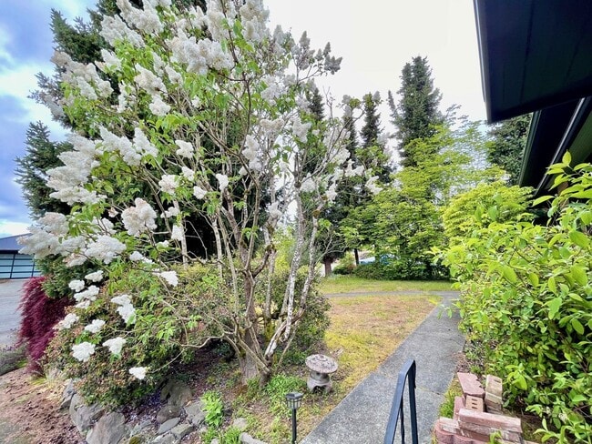 Building Photo - Charming  home on quiet street, great loca...