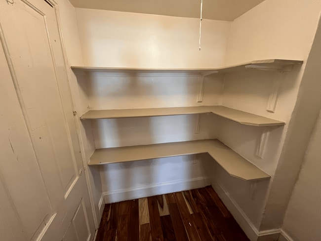 Building Photo - $1000 Move in Special - Beautiful 2 bed 1 bath in unit W/D, renovated kitchen, walkability!