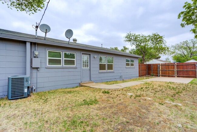 Building Photo - Adorable 4 Bed 2 Bath In Maxey Park!