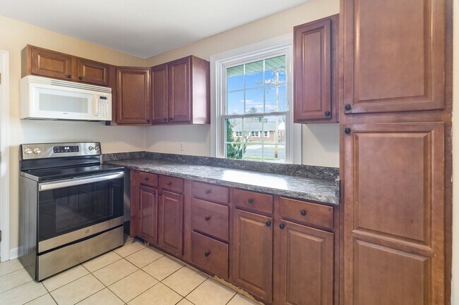 Building Photo - CITY OF FREDERICKSBURG 3 BEDROOM HOME FOR RENT