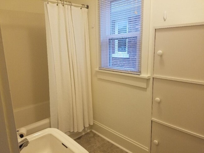 Building Photo - 522 W Maple Ave