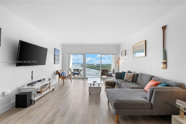 Building Photo - 300 Bayview Dr