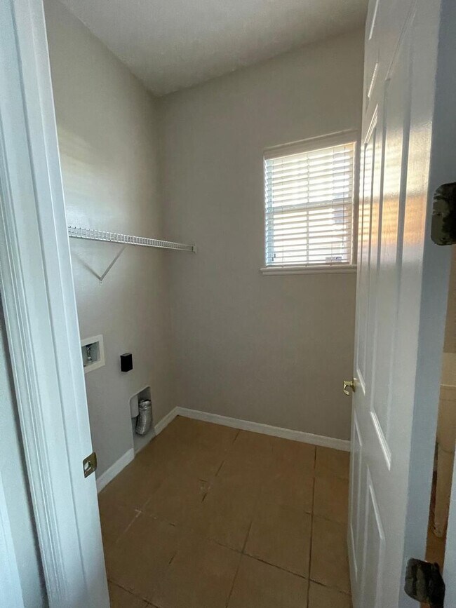 Building Photo - BRISTOL ESTATES 4 BEDRROM, 4 BATHROOMS, 3 CAR GARAGE HOUSE