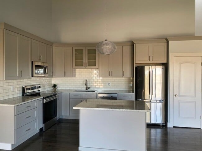 Building Photo - Beautifully Remodeled 3 bedroom Townhome in the Pinery.