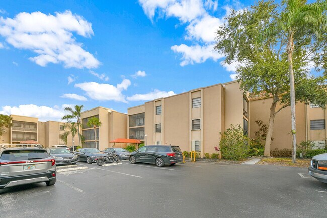 Building Photo - 3800 N Hills Dr