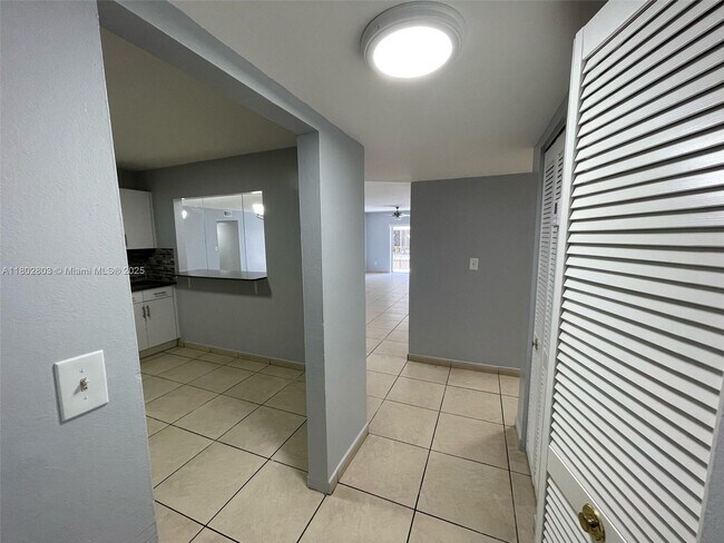 Building Photo - 1630 W 46th St