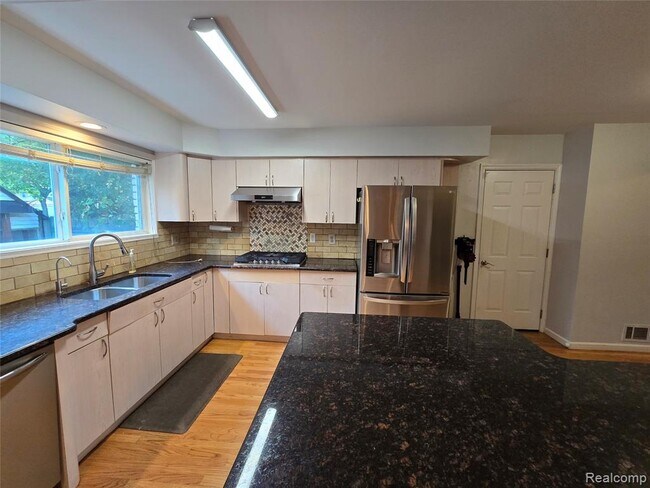 Building Photo - 2310 Cumberland Dr