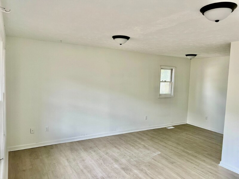 Building Photo - 402 74th Ave N