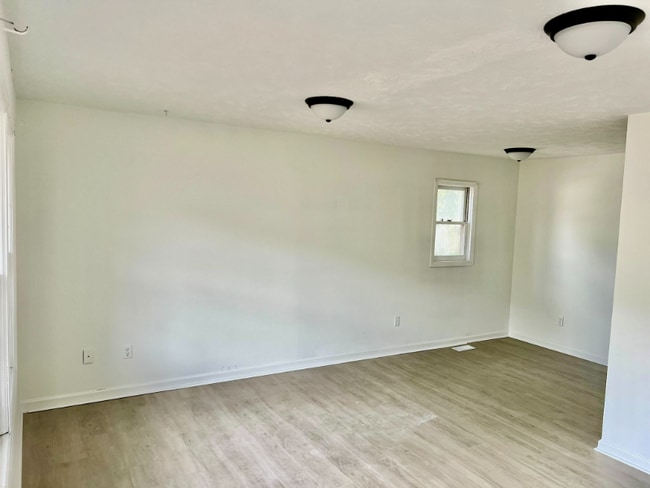 Building Photo - 402 74th Ave N