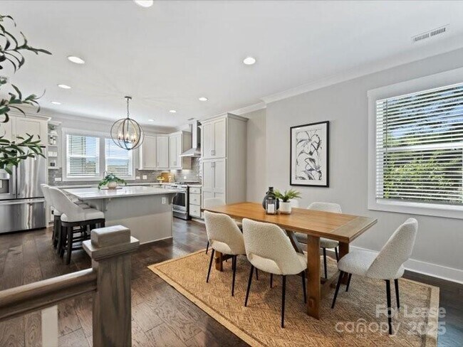 Building Photo - 1615 Chatham Ave