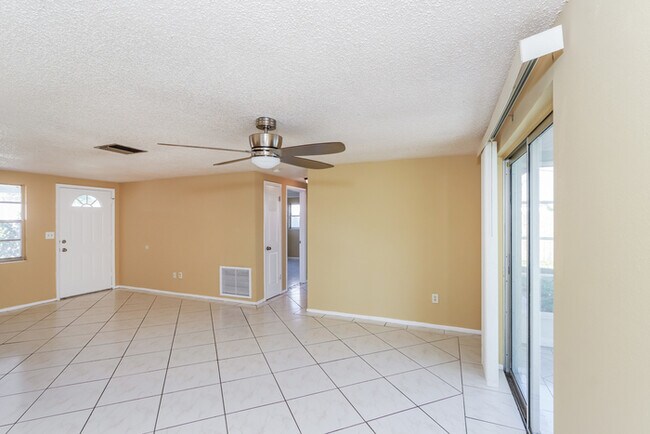Building Photo - 3724 Redwood Dr