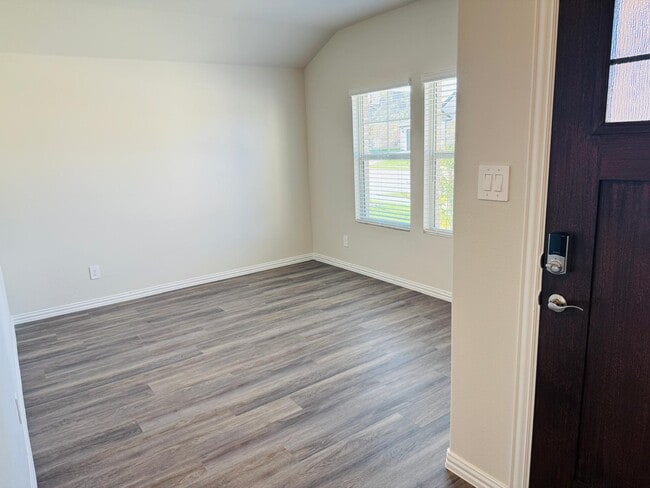 Building Photo - 801 Easthill Dr
