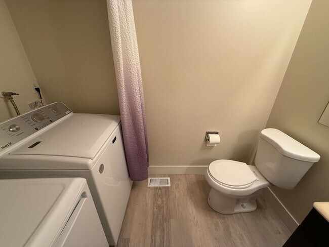 Building Photo - 3 Bed 2.5 Bath Available NOW!!! 2 Car Gara...