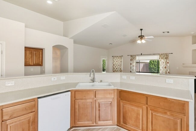 Building Photo - 4 Bed, Single Story Home, In Southwest Gat...